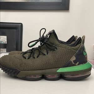 NIKE AIR LEBRON 16 LOW RUNNING SNEAKERS MENS SIZE 11